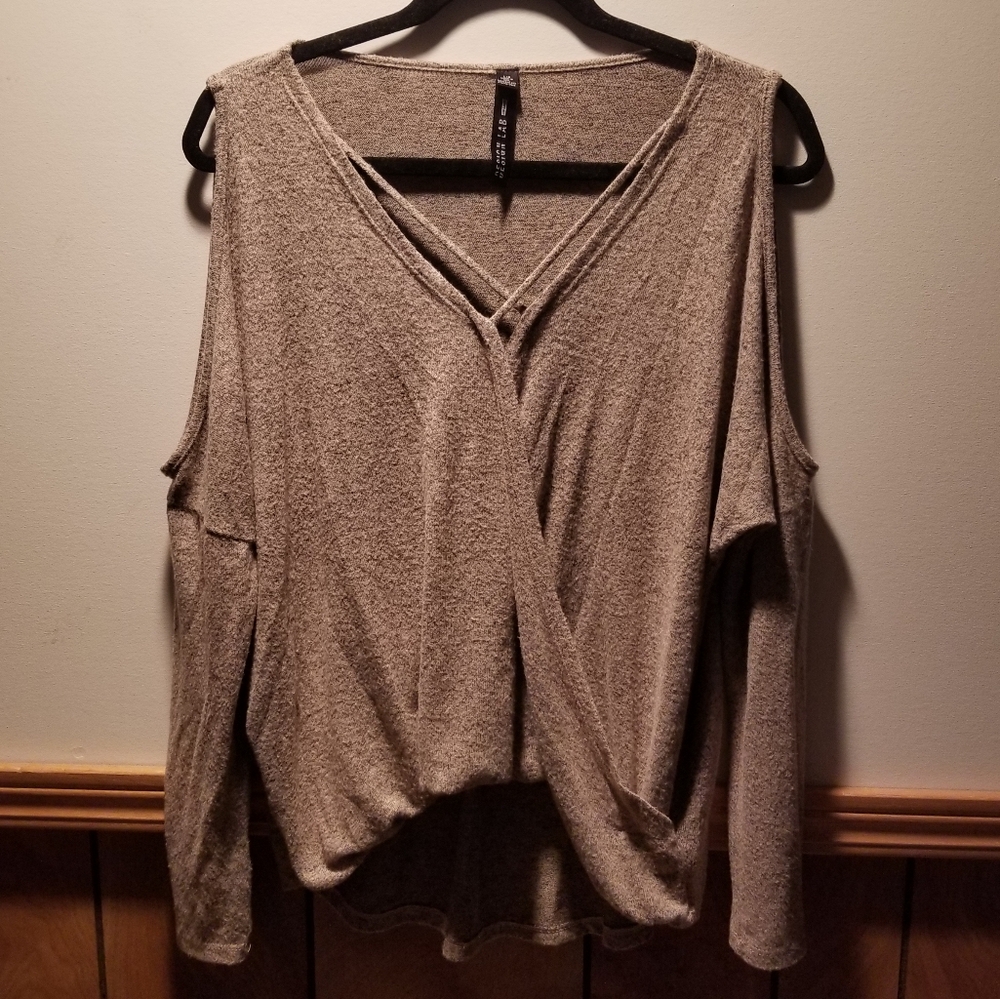 🍭Design Lab Lord & Taylor cold shoulder top with criss cross front detailing